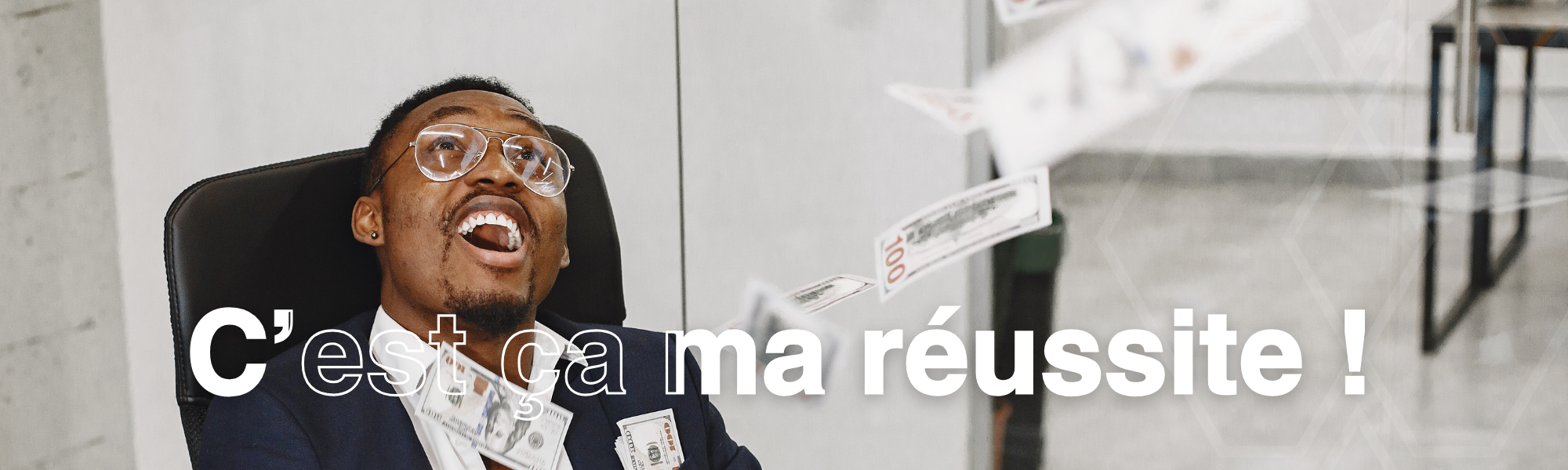 "C’est ça ma réussite !" Homme heureux sous une pluie de billets de banque (cash).